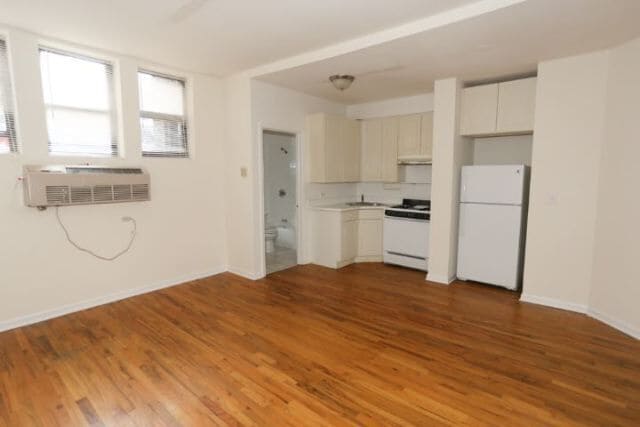 Building Photo - 922 W Dakin St