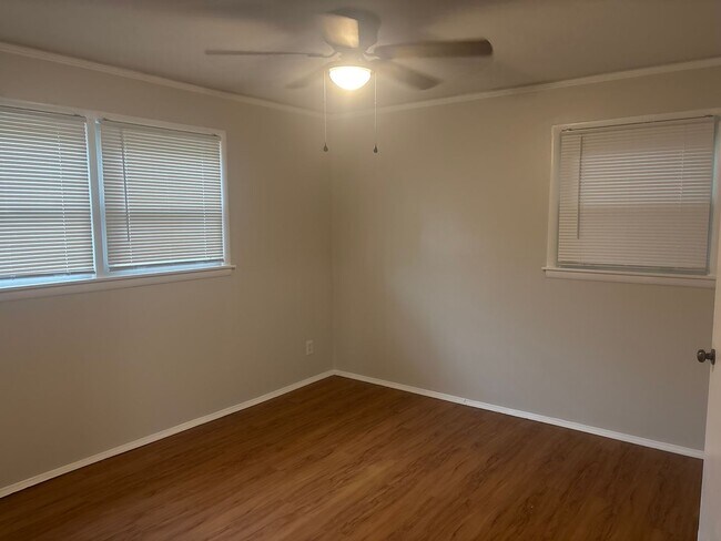 Building Photo - 3323 Bedford Ln