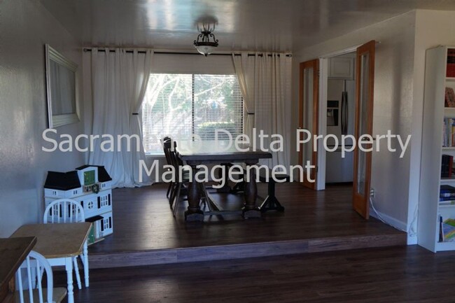 Building Photo - Beautiful large home in Carmichael