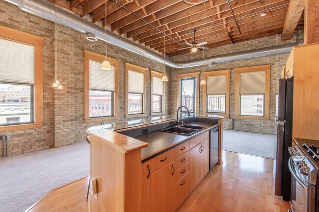 Building Photo - Modern Downtown Milwaukee Condo for Rent