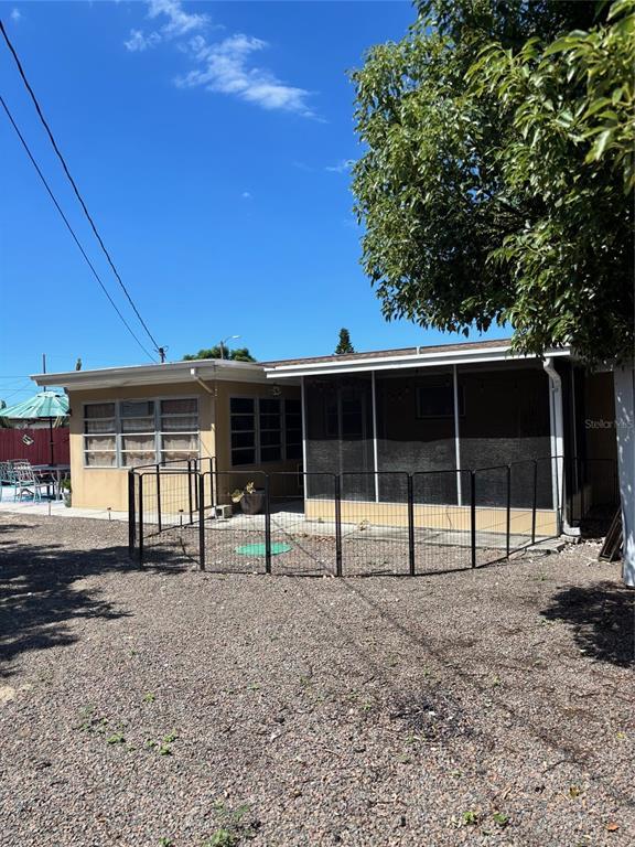 Building Photo - 4004 Cluster Dr