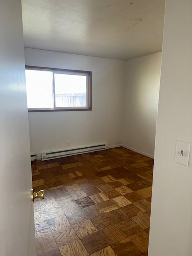 Building Photo - 3 bed, 1 bath, large 1 car garage