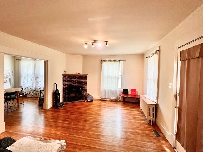 Building Photo - Charming 1920's Single family home near Scott Stadium & UVA for Rent