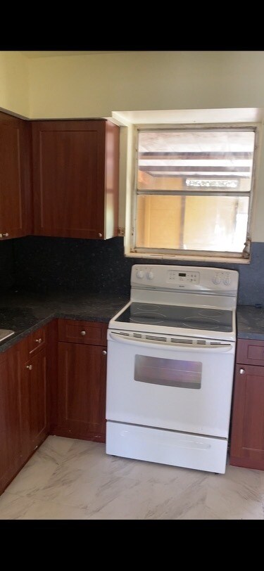 Foto del edificio - 530 NE 138th St