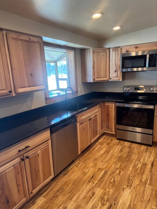 Building Photo - Beautifully upgraded 3 BR 2Ba with W/D and...