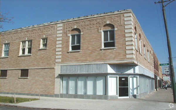 Building Photo - 5520-5524 W North Ave