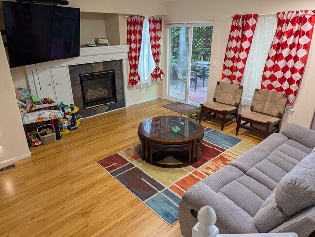 Building Photo - Charming Home with Expansive Yard in Prime...