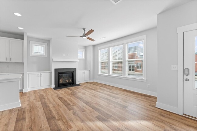 Building Photo - Lake Access End-Unit Townhome | Walk to Downtown Davidson | 3BR + Guest Suite