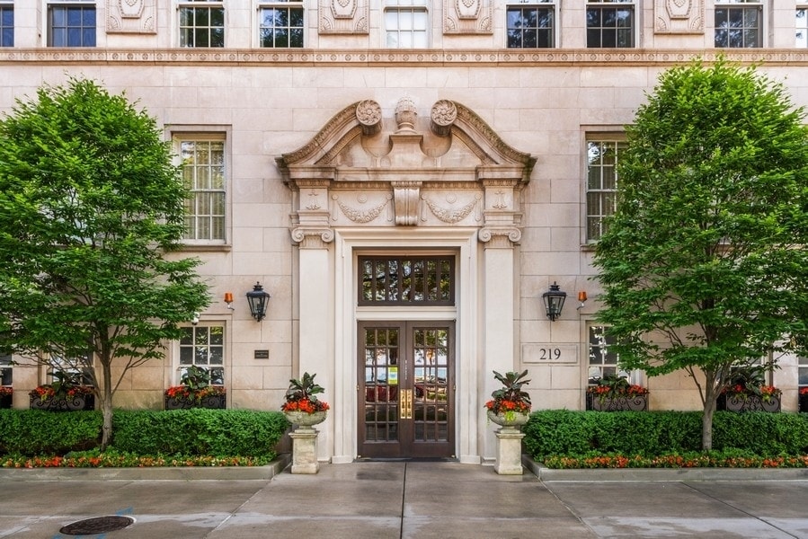 Foto principal - 219 E Lake Shore Dr