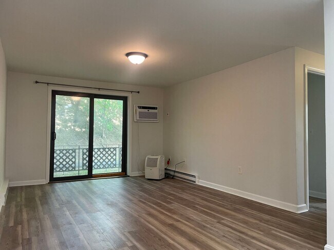 Foto del edificio - Recently updated 2 bedroom condo in charmi...