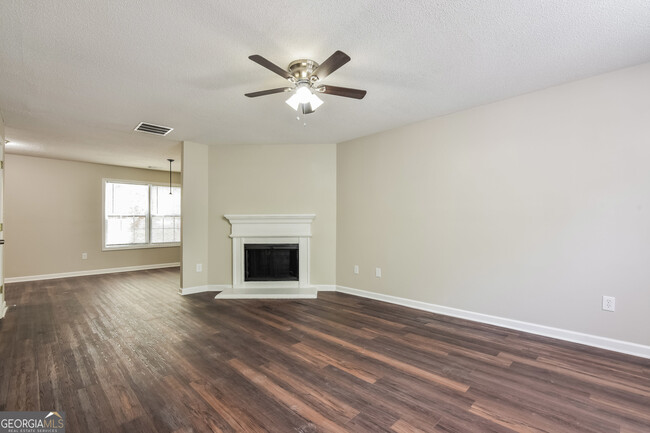 Foto del edificio - 7077 Ravenwood Ln