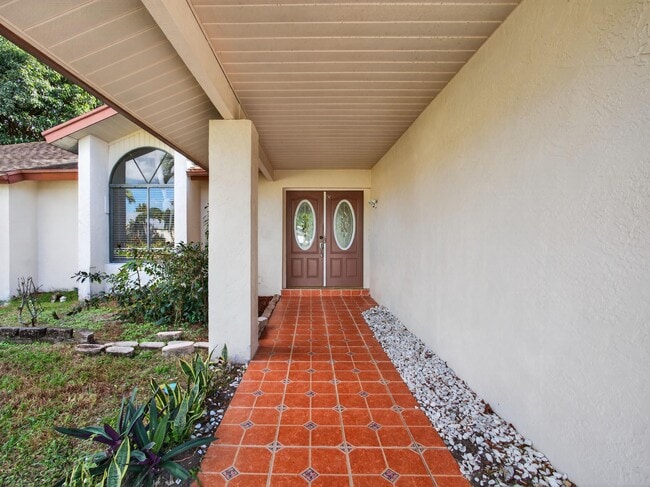 Building Photo - 566 SE Damask Ave