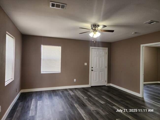 Building Photo - Updated 1 bed/1bath - move in ready