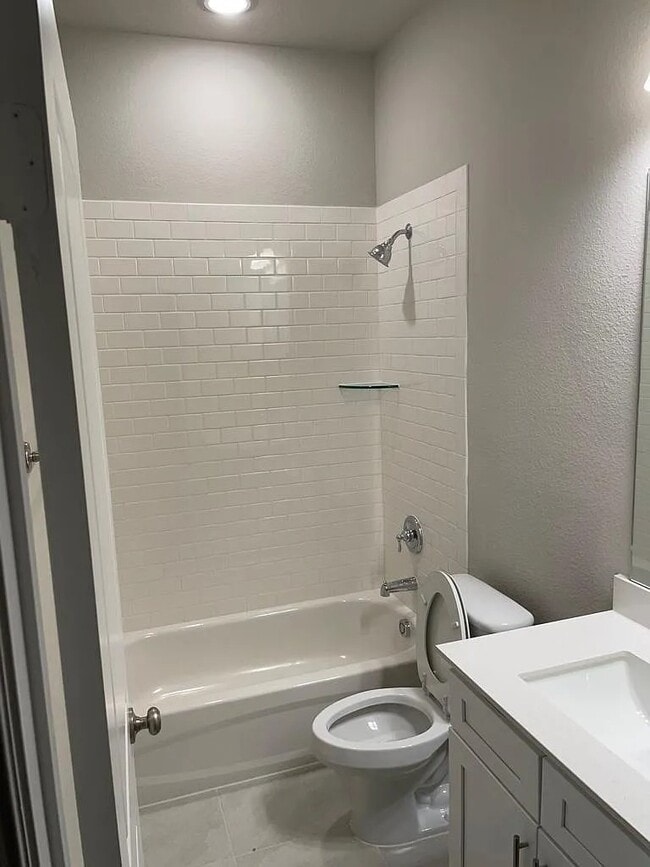 Building Photo - 207 Suma Dr