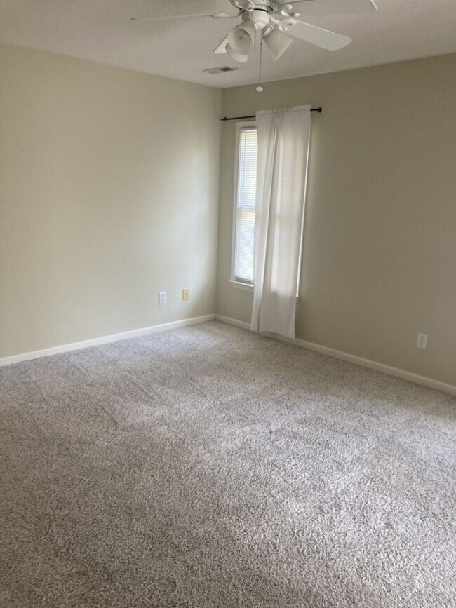 Foto del edificio - Large 3 bedroom in Jamestown subdivision!!