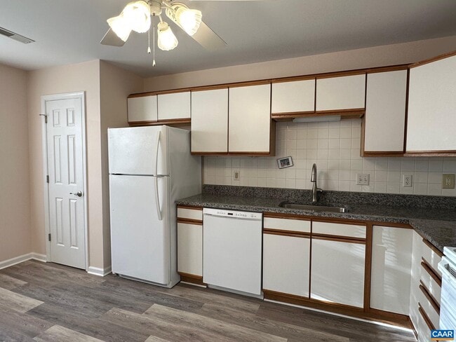 Building Photo - 1422 Lilac Ct