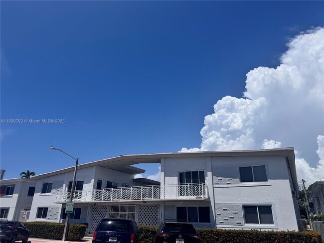 Foto del edificio - 7440 Byron Ave
