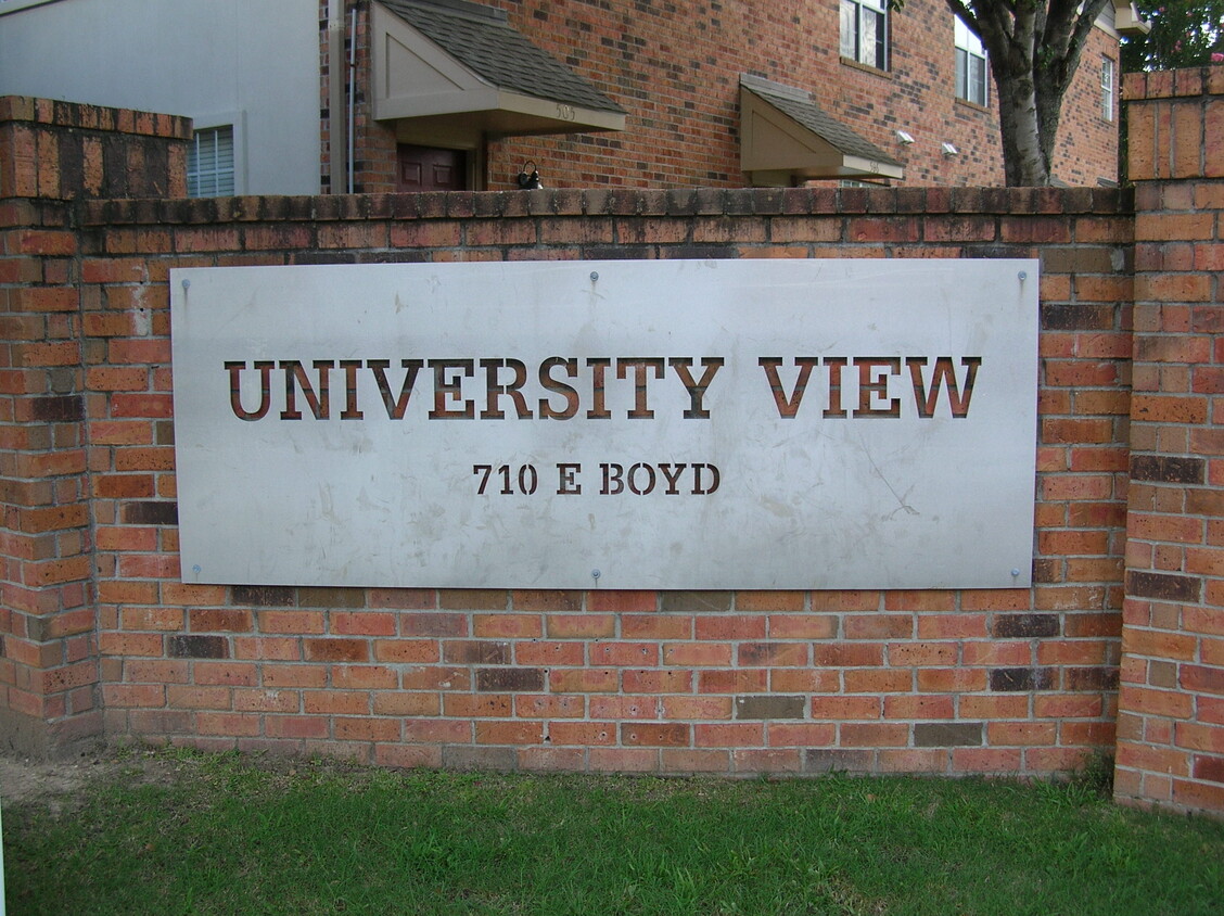 Primary Photo - 710 E Boyd Dr