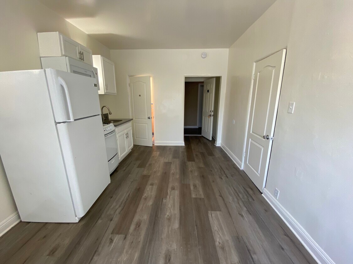 Primary Photo - 654 S Dunsmuir Ave Los Angeles, CA 90036
