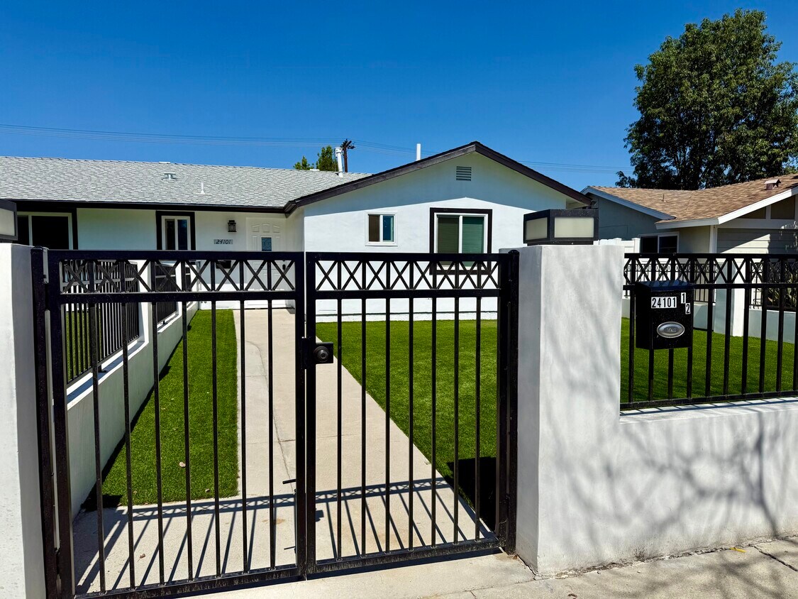 Foto principal - 24101 Victory Blvd
