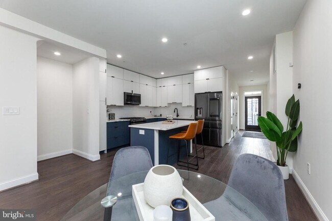 Foto del edificio - 734 Kenyon St NW