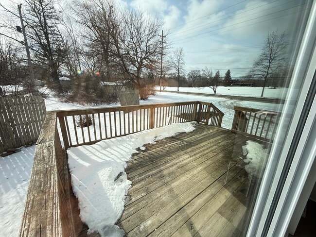 Building Photo - 2026 Renovation – Clean, Updated 2-Bedroom Near Shopping & Highways