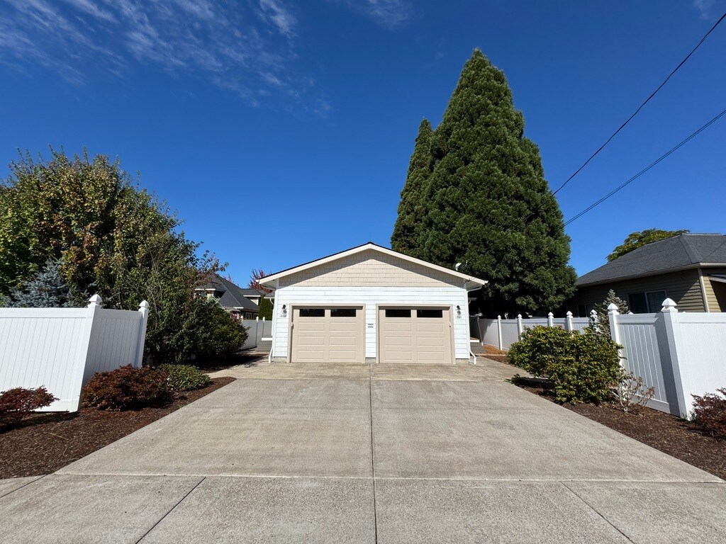 Primary Photo - 1811 17th Ave SE