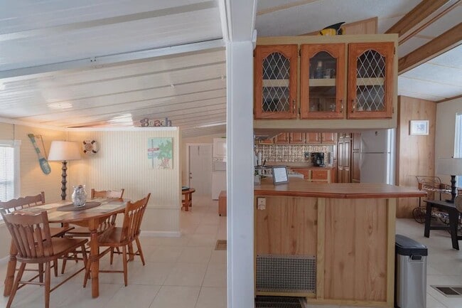 Building Photo - 10851 S Ocean Dr