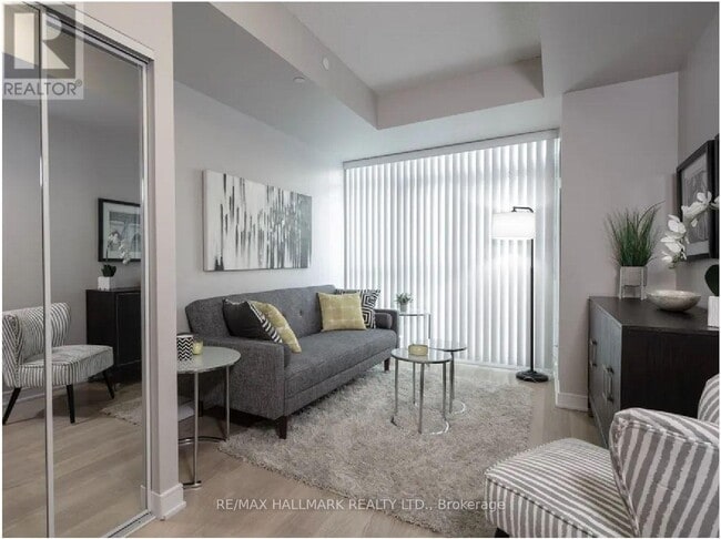 Building Photo - 570 Bay St.