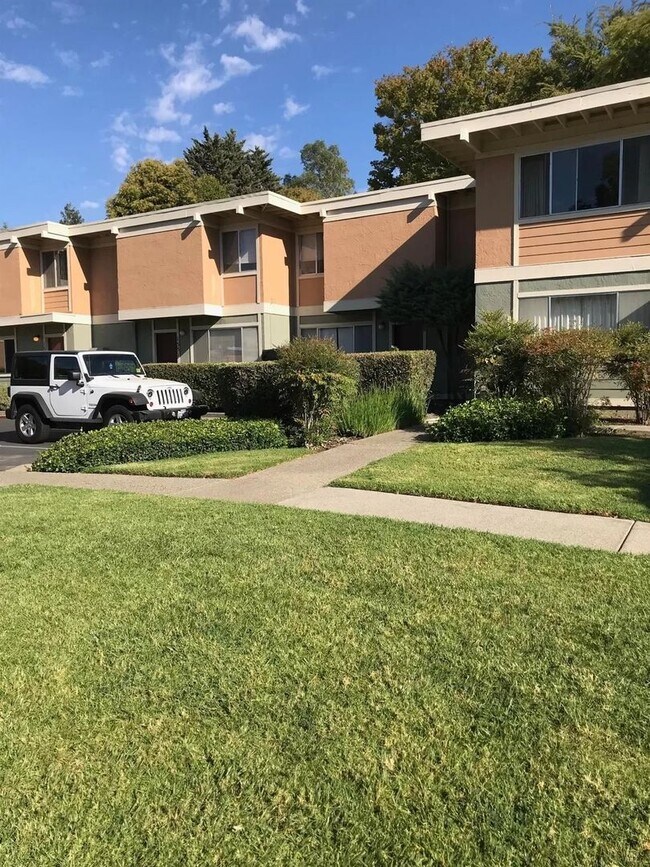 Foto del edificio - Davis 3 bedroom 2 bath condo in a great location-Fall rental