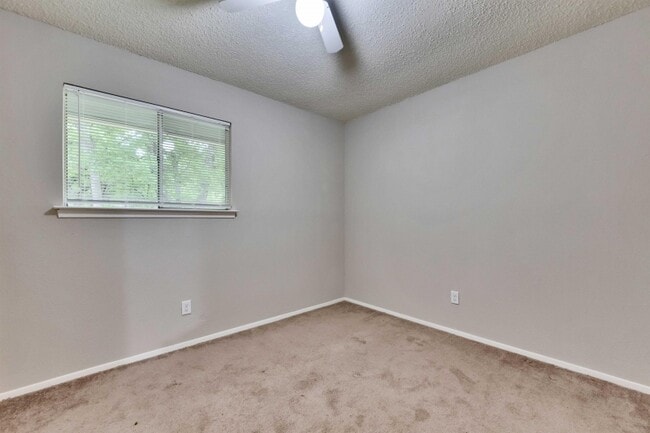 Building Photo - 10307 Rutland Village E