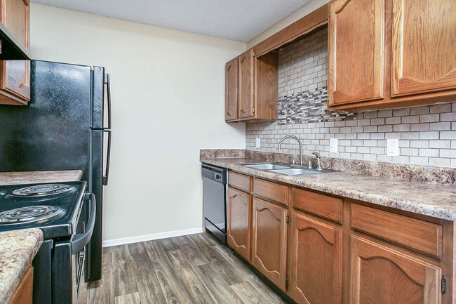 Diseños de cocinas con dos galeras y salpicadero de azulejos - Brookwood Apartments