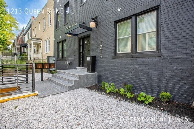 Building Photo - 1213 Queen St NE