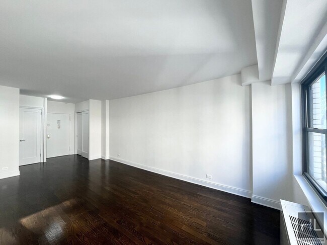 Building Photo - 5 AVENUE