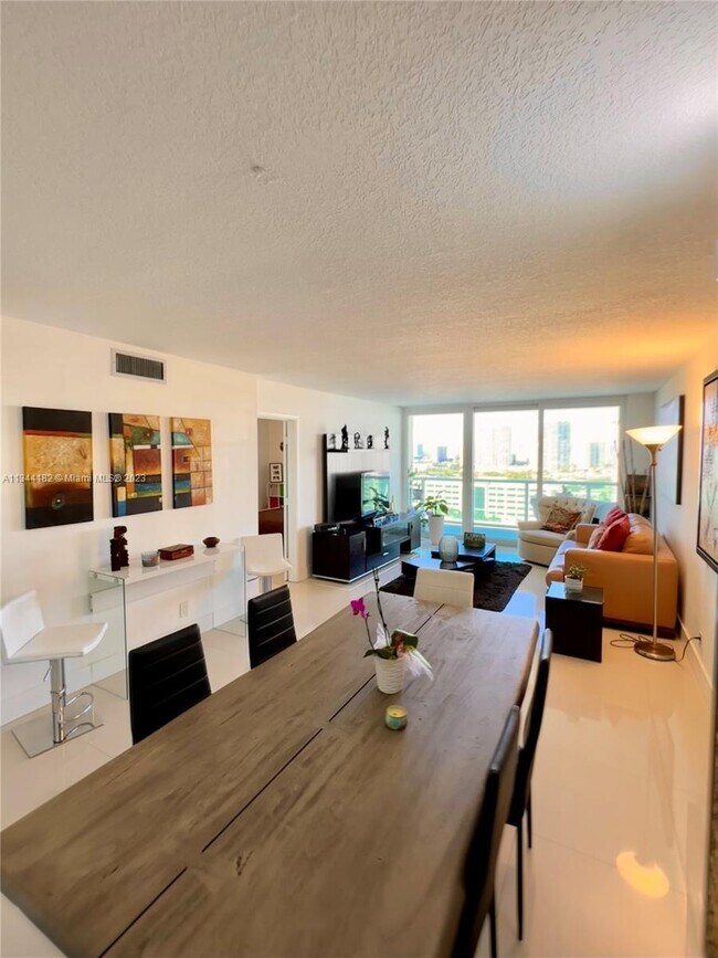 Foto del edificio - 100 Bayview Dr