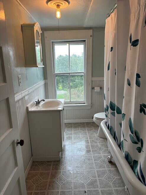 Baño completo con bañera con patas y ducha. - 61 Chesterfield Rd