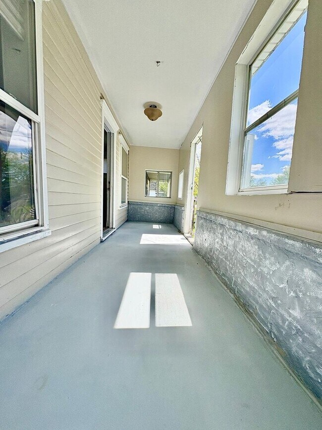 Building Photo - 117 E Fox St