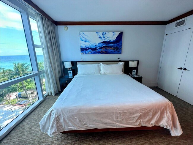 Foto del edificio - 6801 Collins Ave