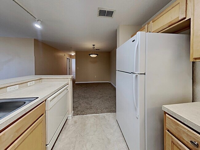 Foto del edificio - 5800 Lake Pointe Village Cir