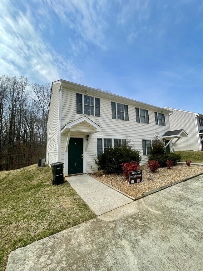Building Photo - 125 Primrose Ln