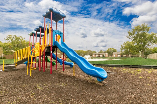 Patio de juegos - Lake Village Apartments