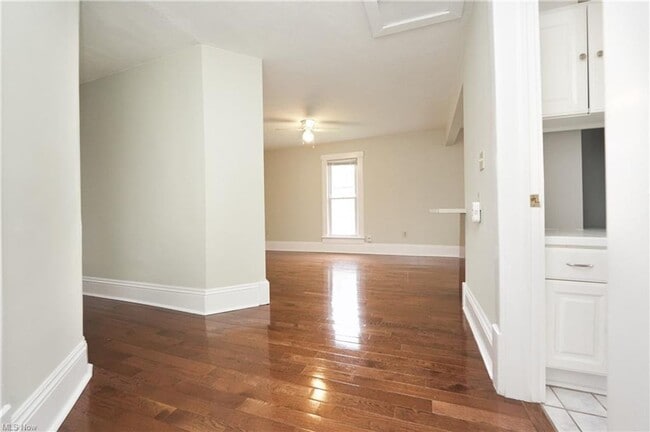 Building Photo - 554 Creedmore Ave