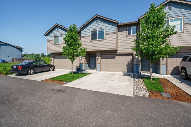 Building Photo - Easy I-205 Access - 3 Bedroom 2.5 Bath Townhouse