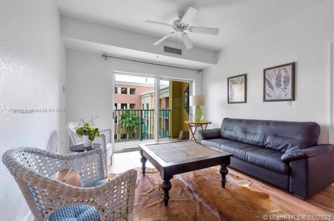 Foto principal - 6001 SW 70th St