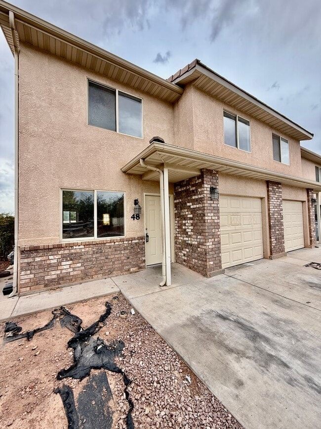 Building Photo - 3 Bedroom Townhome