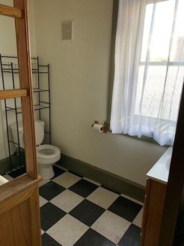 Sala de baño - 129 E Main St