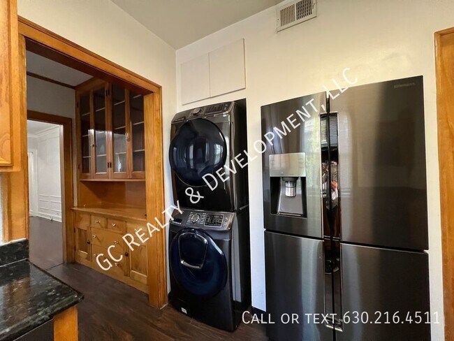Foto del edificio - *** SPACIOUS 3 BEDROOM / 2 BATH / CENTRAL ...