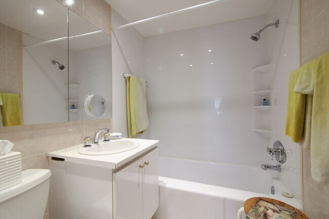 Building Photo - 3495 Rue de la Montagne