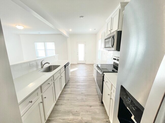 Foto del edificio - Brand new 3 br paired home with attached garage, close to I-77 and I-40