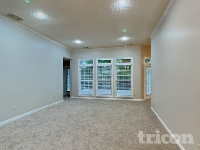 Building Photo - 190 Longwood Dr